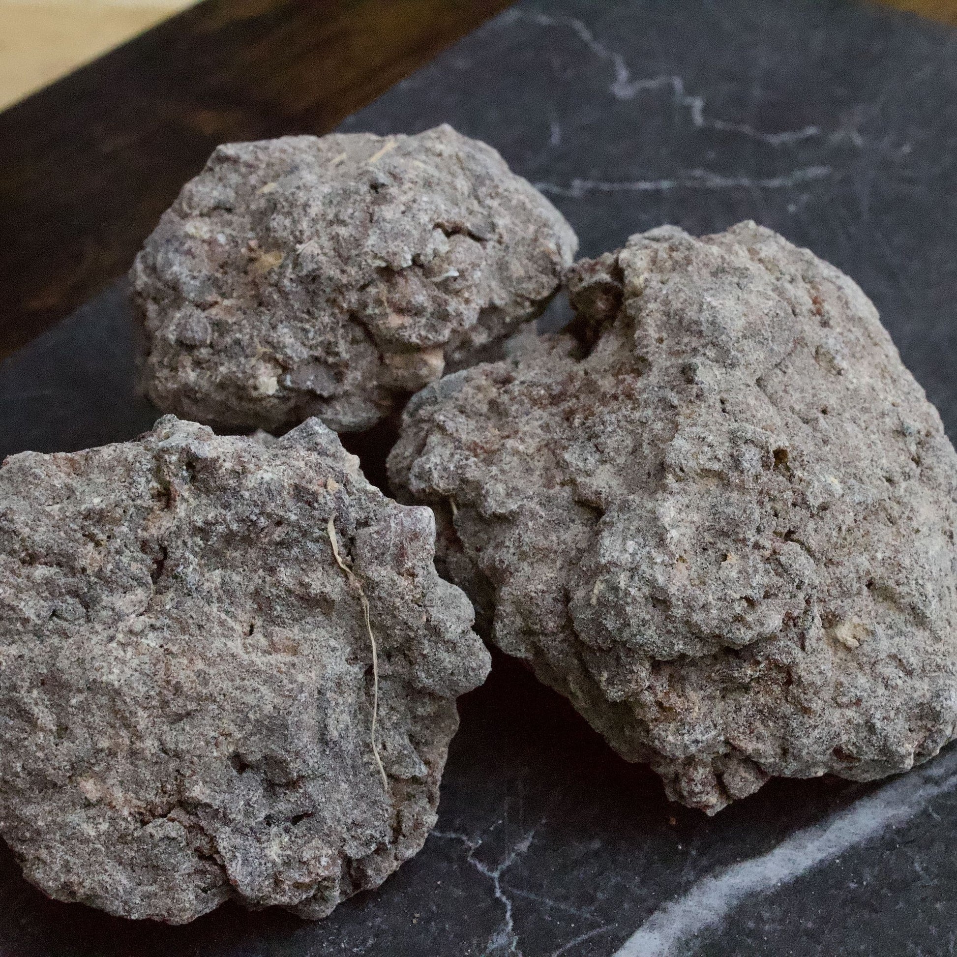 beeyo madow resin incense